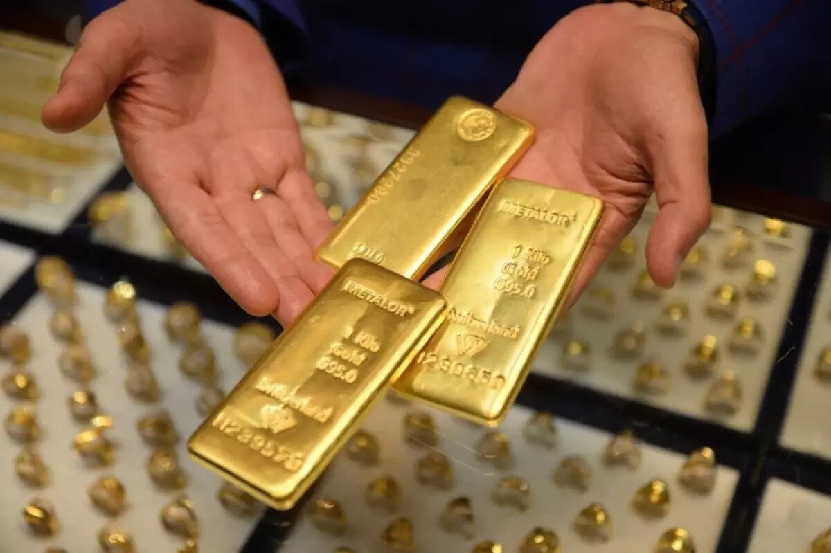 Altın fiyatları neden düşüyor?<br><br>Bu düşüşlerin temel nedenleri arasında, seçim sonuçlarının belirsizliğinin ortadan kalkmasıyla birlikte yatırımcıların daha riskli varlıklara yönelmesi ve ABD dolarının güçlenmesi sayılabilir.