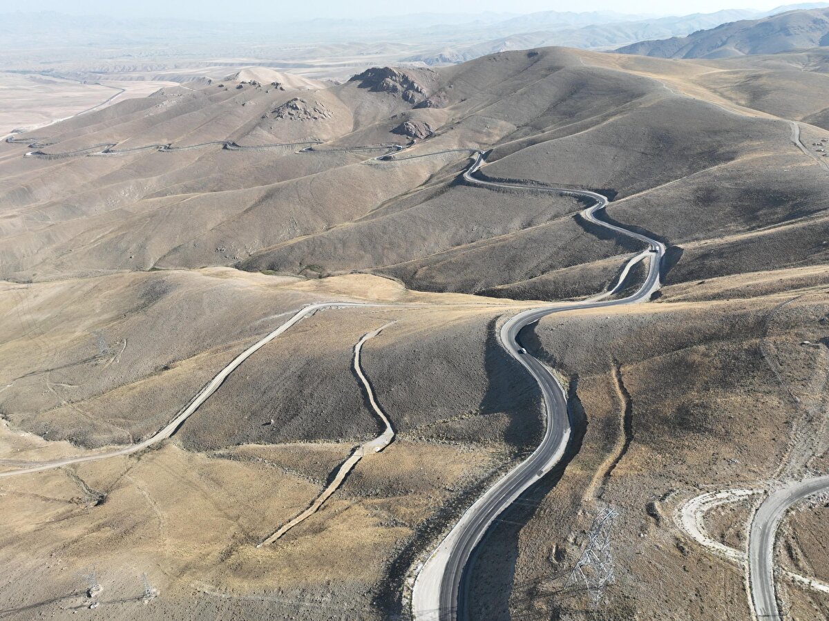 Güzeldere Tüneli ile "32 virajlar" olarak adlandırılan ve özellikle kış aylarında ulaşımın güçlükle sağlandığı yol kesiminin artık kullanılmayacağını kaydeden Uraloğlu, açıklamasında şu bilgilere yer verdi:<br><br>"Yol kotunu 230 metre aşağı çekerek trafiğin güvenli ve konforlu akışını tesis ediyoruz. Tünelimiz ile mesafe bir kilometre kısalacak. 32 virajlar ile 40 dakikada geçilen güzergah, tünelimiz sayesinde 6 dakikaya düşecek. Proje ile zamandan 72,2 milyon lira, akaryakıttan 73,5 milyon lira olmak üzere yıllık toplam 145,7 milyon lira tasarruf sağlayacağız. Karbon salımını ise 4 bin 549 ton azaltacağız."