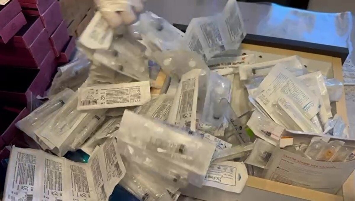 Lise mezunu olan ve 'Dolandırıcılık', 'Basit yaralama', 'Kasten yaralama' ve 'Yetkisiz sağlık görevliliği' suçlarından kaydının bulunduğu belirlenen R.G., jandarmadaki işlemlerinin ardından adliyeye sevk edildi.