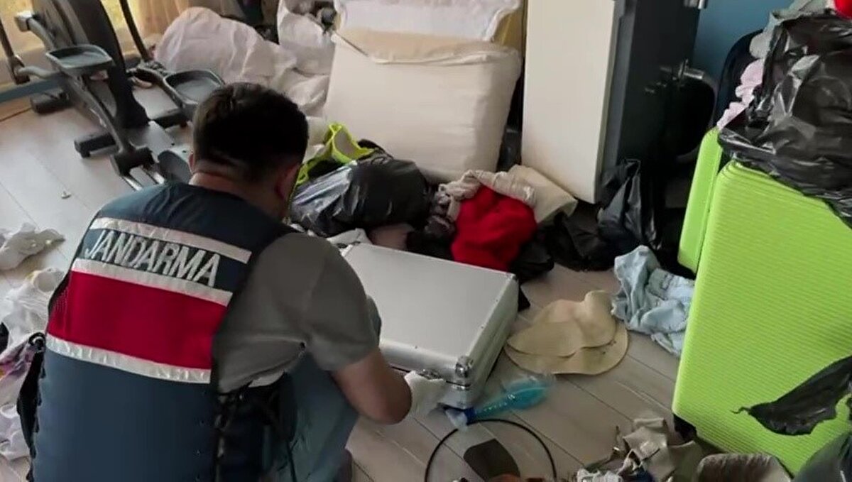 Jandarma harekete geçti<br><br>Başsavcılığın başlattığı soruşturma kapsamında Antalya İl Jandarma Komutanlığı Kaçakçılık ve Organize Suçlarla Mücadele (KOM) Şube Müdürlüğü ve İlçe Jandarma Komutanlığı ekipleri tarafından çalışma başlatıldı.
