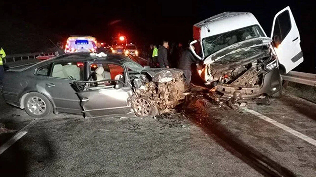 Kazada otomobilde bulunan M.B. olay yerinde hayatını kaybetti, minibüs ve otomobildeki toplam 7 kişi ise yaralandı.