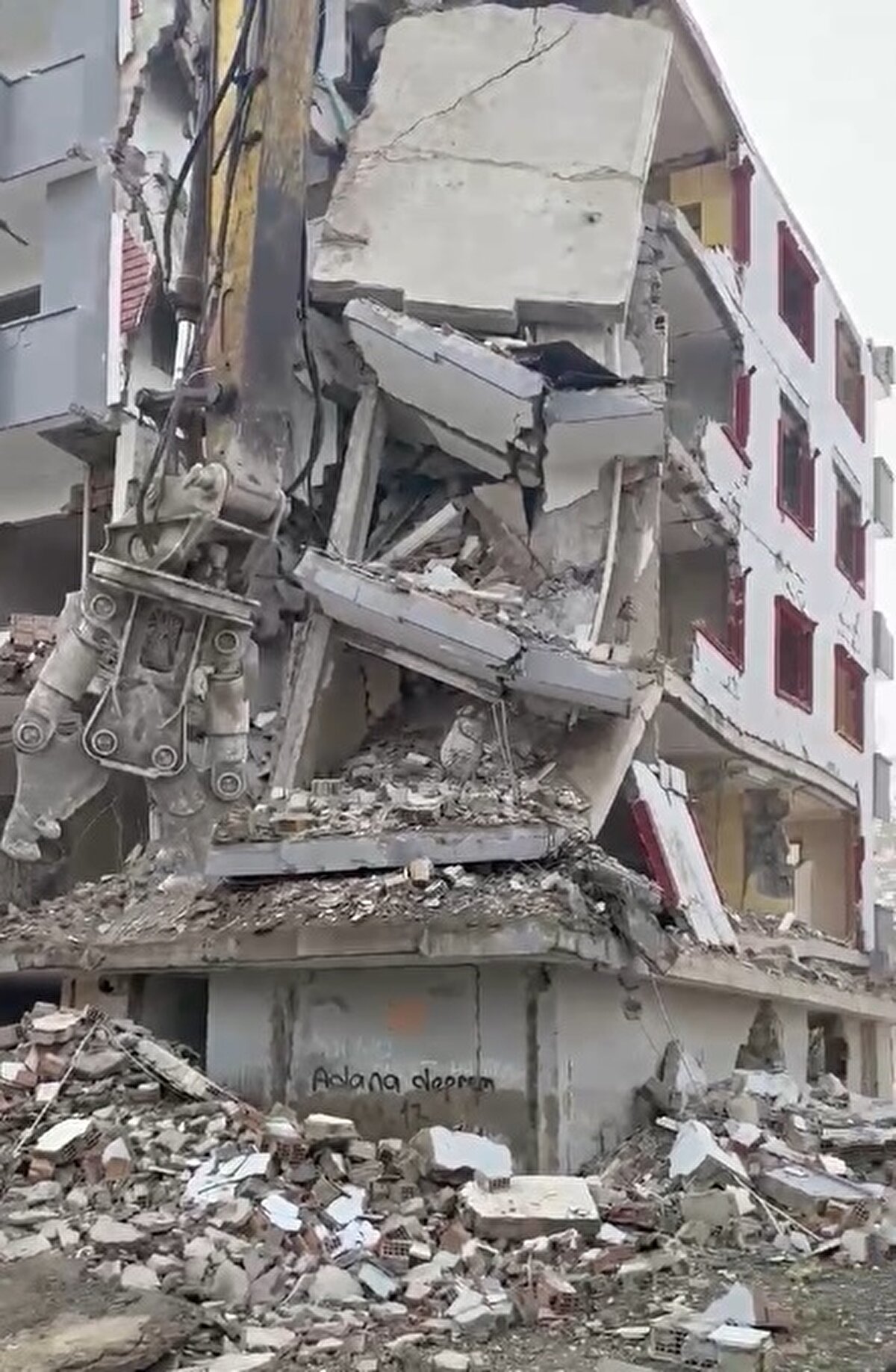 Ceyhan ilçesi Cumhuriyet Mahallesi'ndeki Muhteşem Evler Sitesi, Kahramanmaraş merkezli depremlerde hasar aldı. Yıkım kararı alınan binaya dün sabah saatlerinde bir firmaya ait iş makineleri getirildi.