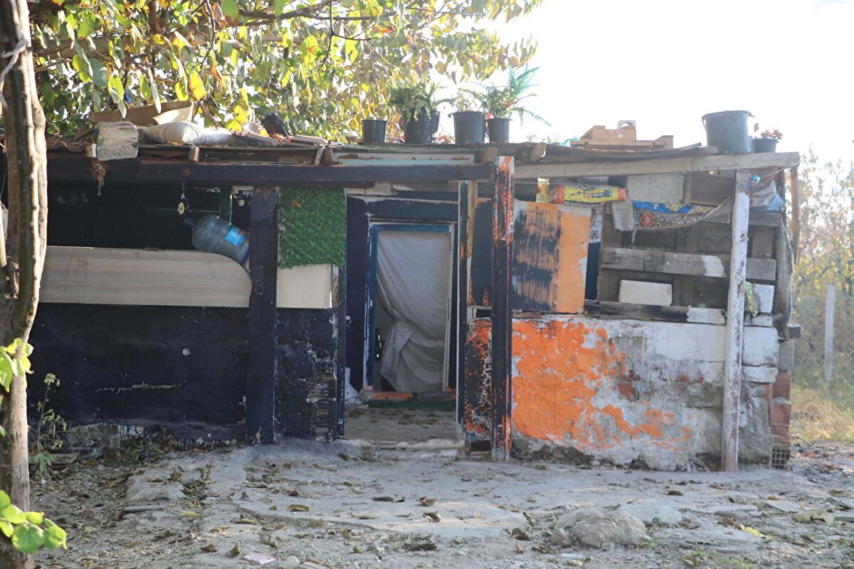  Bir süre sonra evde bulunan sobanın devrilmesi sonucu yangın çıktı. 