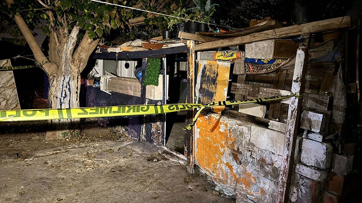 İtfaiye ekiplerinin saat 19.14'te çıkıp, 3 dakika sonra yangın noktasına vardığı, olay yerine gelindiğinde evin, alevli ve dumanlı bir şekilde yanmakta olduğu görüldüğüne de raporda yer verildi.