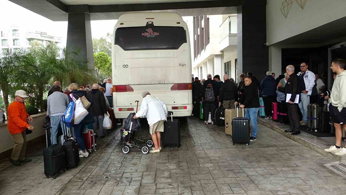 Oteli su basmasının ardından MATSO Başkanı Seydi Tahsin Güngör, Manavgat Belediye Başkan Vekili Mehmet Çevik, Başkan Yardımcıları Gülsüm Özer, Mustafa Öztürk ve Engin Tüter aynı zamanda MASTOB Başkanı da olan otel sahibi Ahmet Özden’den bilgi aldılar ve her türlü desteğe hazır olduklarını dile getirdiler.
