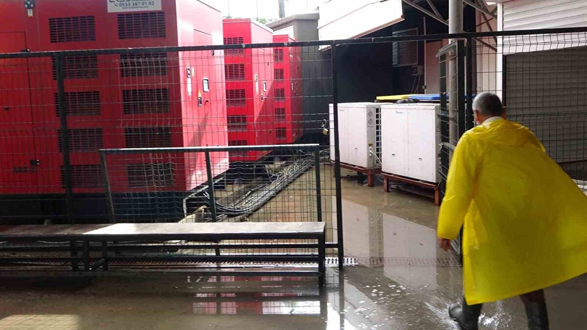 Manavgat ilçesinde sabah saatlerinde etkili olan sağanak yağış, olumsuzlukları beraberinde getirdi. 