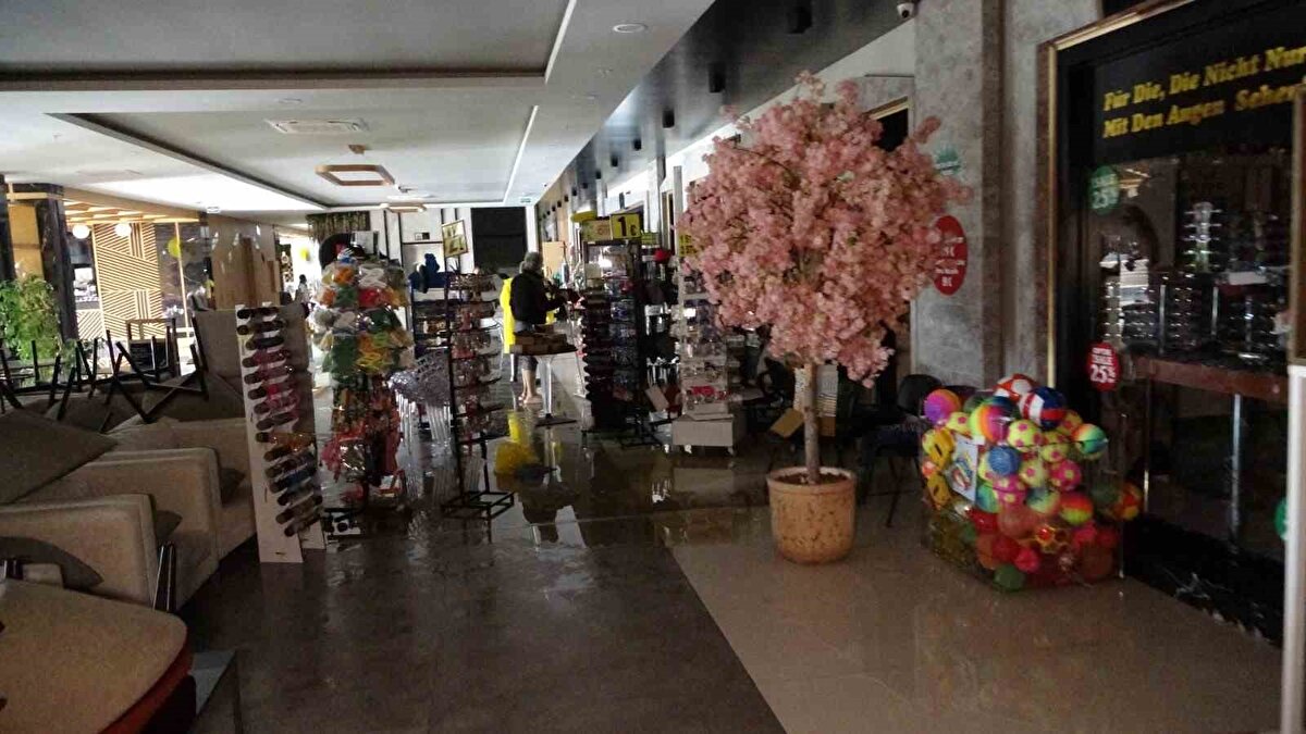 Oteller bölgesinde bulunan Şarlayık Deresi’nde sağanak yağmurla birlikte debinin yükselmesi, DSİ görevlilerinin derenin önünü kontrolsüz şekilde açması ve denize ulaşacağı bölgede kamışların suyun önünü kapatması sonucu taşan sular, otelin zemin katlarını ve havuz bölgesini tamamen su altında bırakarak, büyük bir maddi hasara yol açtı. 