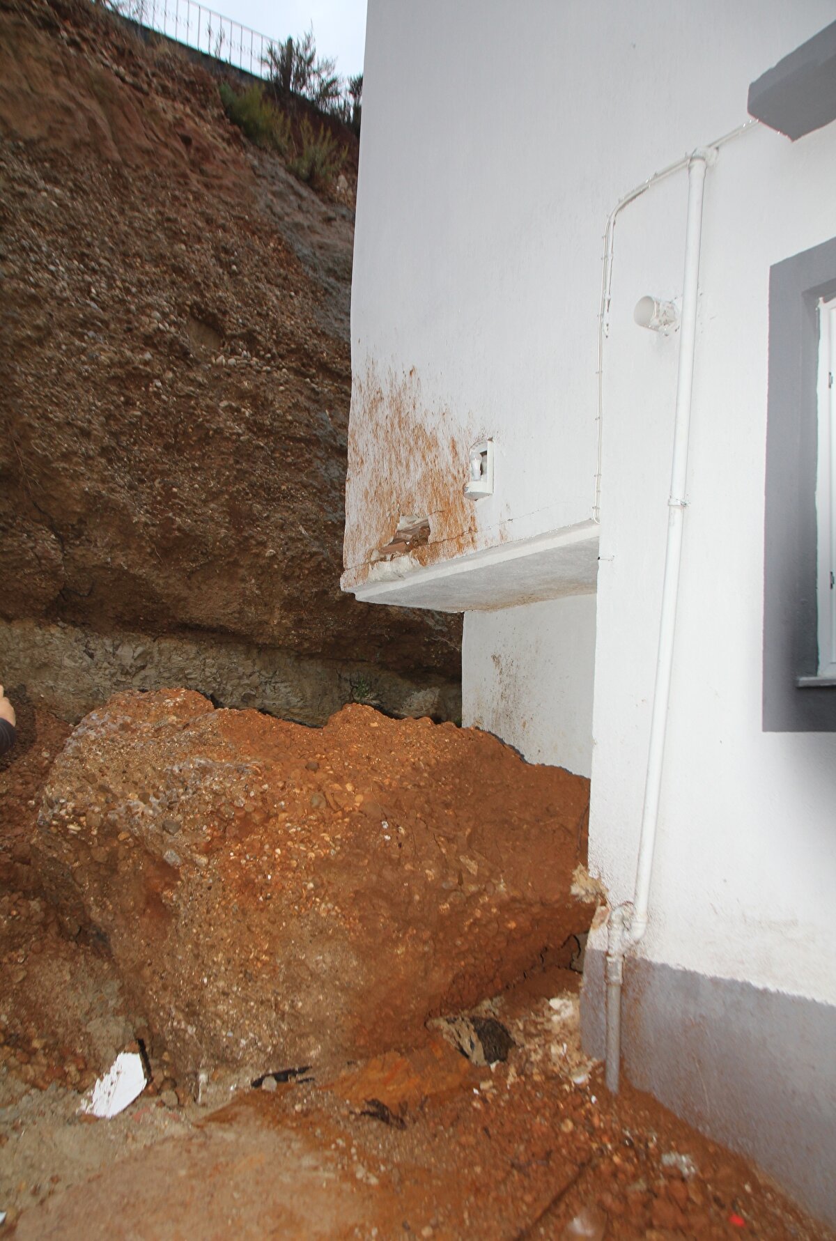 Merkez Mahallesi Seyir Tepesi mevkiinde saat 04.00 sıralarında aşırı yağış nedeniyle heyelan oluştu. Kayan kaya parçası, tepenin yanındaki 2 katlı bir evin kapısına çarptı.