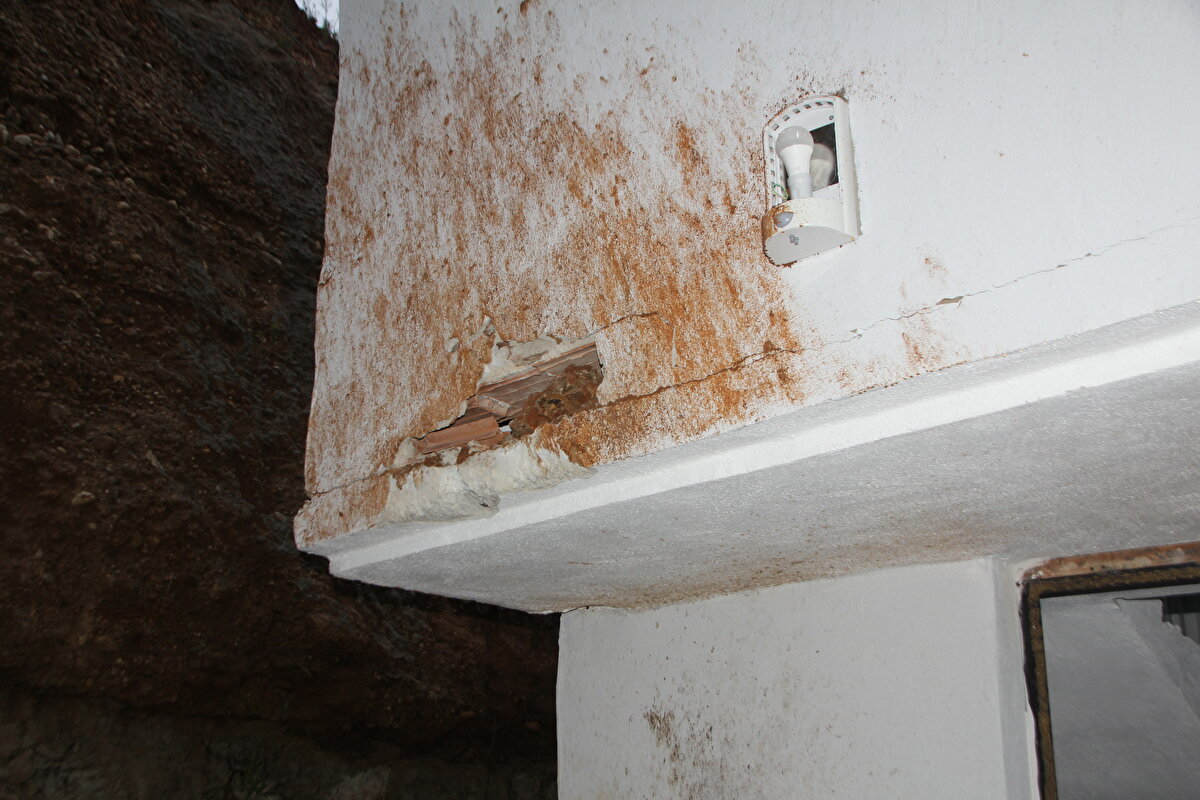 Hasar oluşan evde mahsur kalan Burcu-Şevket Kuşçu çifti, 112 Acil Çağrı Merkezi'ni arayarak yardım istedi.<br><br>Ev sakinlerinden Şevket Kuşçu, gece boyunca yağışın etkili olduğunu söyledi.