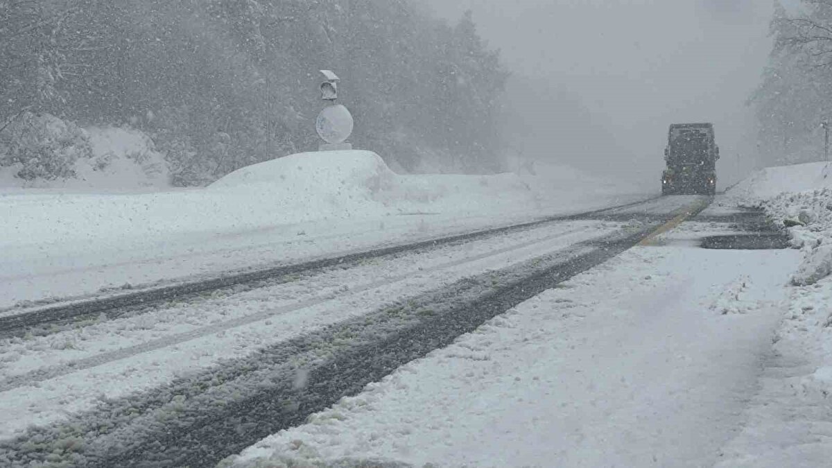 Kar yağışının etkisini gösterdiği D-100 kara yolu Bolu Dağı kesimi ve D-100 kara yolunun Yumrukaya, Abant Kavşağı, Elmalık, Bakacak, Seymenler, Karanlıkdere, Bıçkıyanı, Sarıçökek bölgelerinde görüş mesafesi yaklaşık 30 metreye kadar düştü. 