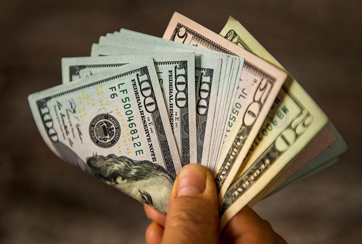 6. Kabartmalı Baskılar<br><br>Gerçek dolarda, özellikle “THE UNITED STATES OF AMERICA” yazısı gibi bazı kısımlar kabartmalıdır ve dokunulduğunda hissedilir. Sahte banknotlarda bu kabartma genellikle düz ve hissizdir.