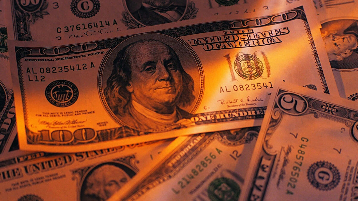 5. Renk Değiştiren Mürekkep<br><br>100 dolarlık banknotlarda sağ alt köşedeki “100” sayısı, paranın eğimine bağlı olarak yeşilden bakıra dönüşen özel bir mürekkeple basılmıştır. Sahte paralarda bu renk değişimi ya görülmez ya da belirgin değildir.