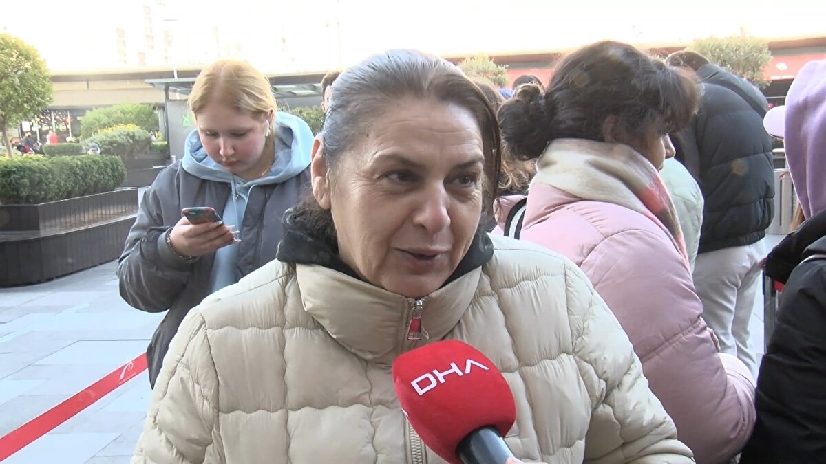 '06.30'dan beri bekliyoruz'<br><br>Kuyruğun en başında yer alan Arzu Evin isimli kadın, "Sıra bekliyoruz. İnternetten alışveriş yapamadık, ürünler tükenmişti. İnşallah beklediğimize değer. Sabah 06.30'dan beri bekliyoruz. İstediğimiz ürünleri buluruz" dedi.