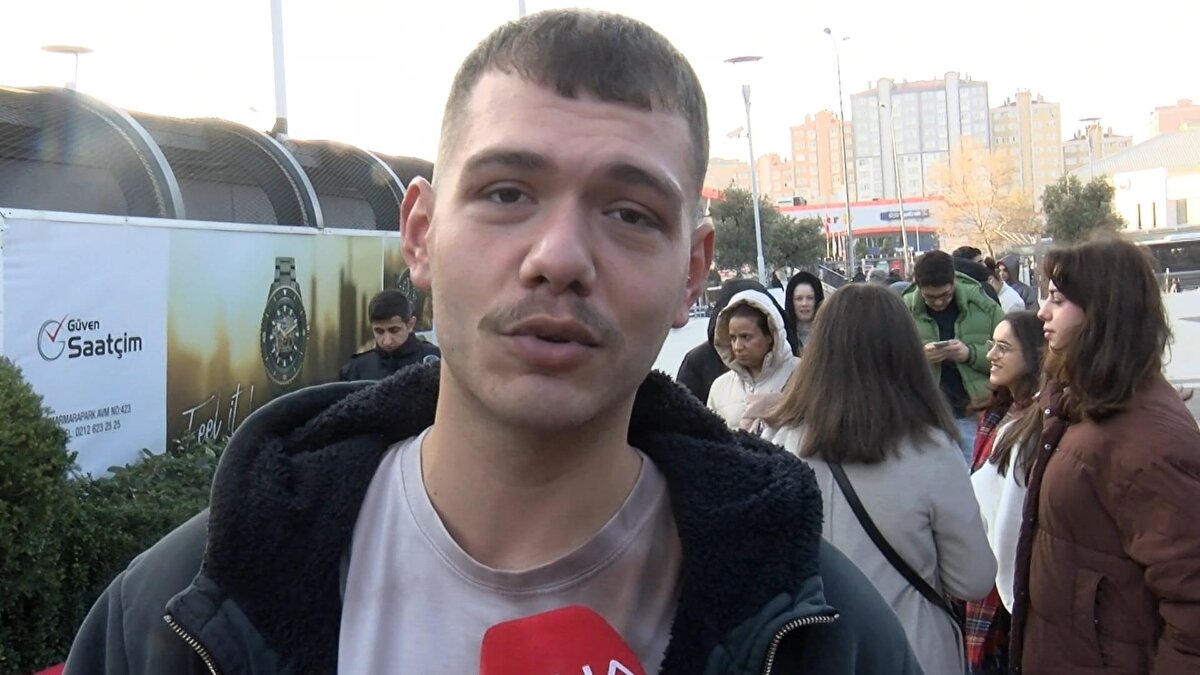 'Çoğunluk hep kadınlar'<br><br>Batuhan Özmen, "Alışveriş sırasına girdik. Kınamız olduğu için birkaç parça almam lazım. Güvenlik de söyledi sabah 07.30'dan itibaren bekleyenler olmuş. Ben yeni geldim sayılır. Fark ettiyseniz çoğunluk hep kadınlar. Erkek milleti istediğini alıp çıkıyor hemen. Kadınlar gezdikleri için erken gelmeye gerek duyuyorlar bence" dedi.