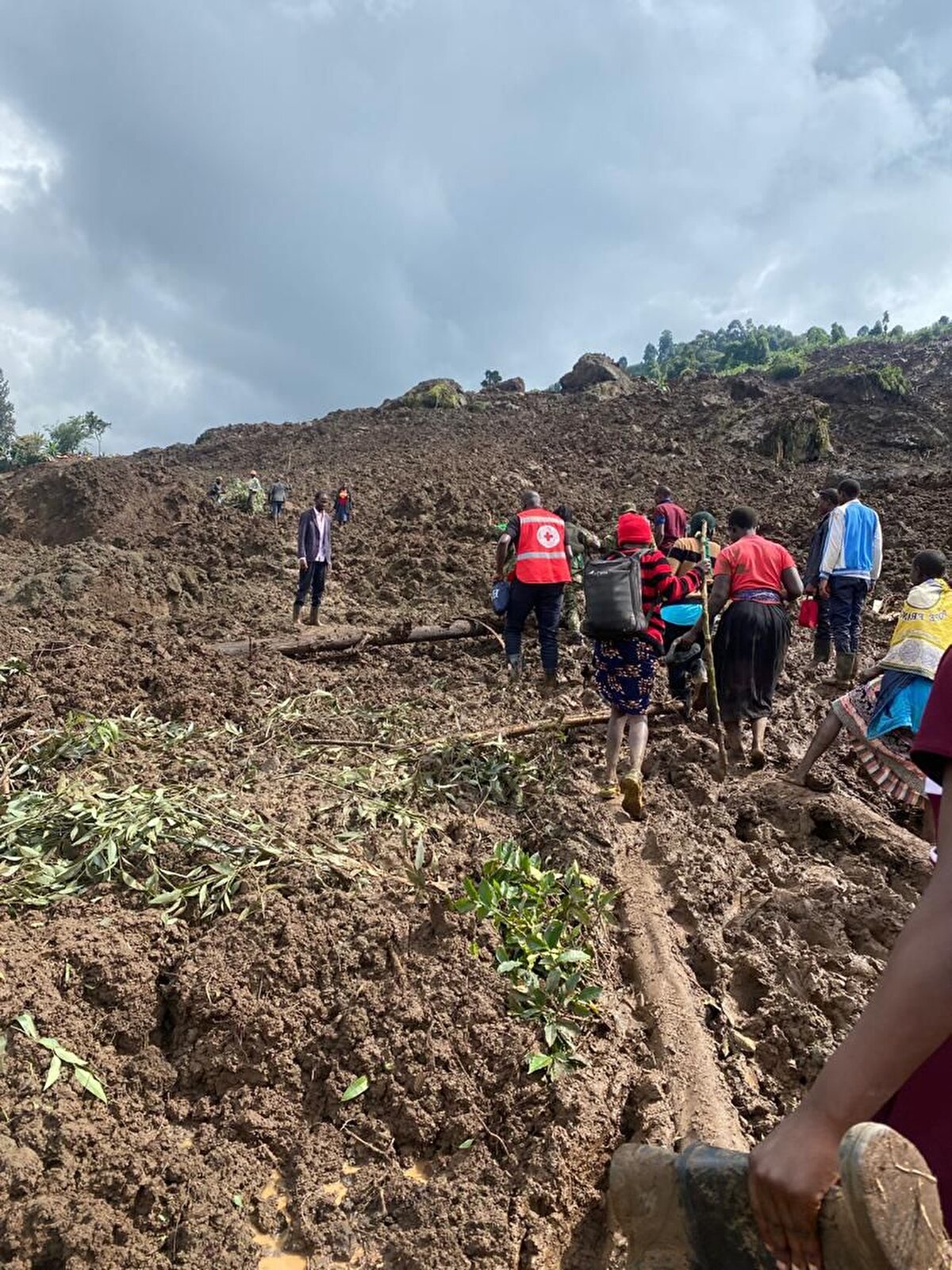 Uganda Kızılhaç Derneği, 6 köyde en az 40 evin toprak altında kaldığını belirterek, şu ana kadar 15 kişinin cansız bedenine ulaşıldığını belirtti. Bölgede arama kurtarma çalışmaları devam ediyor.
