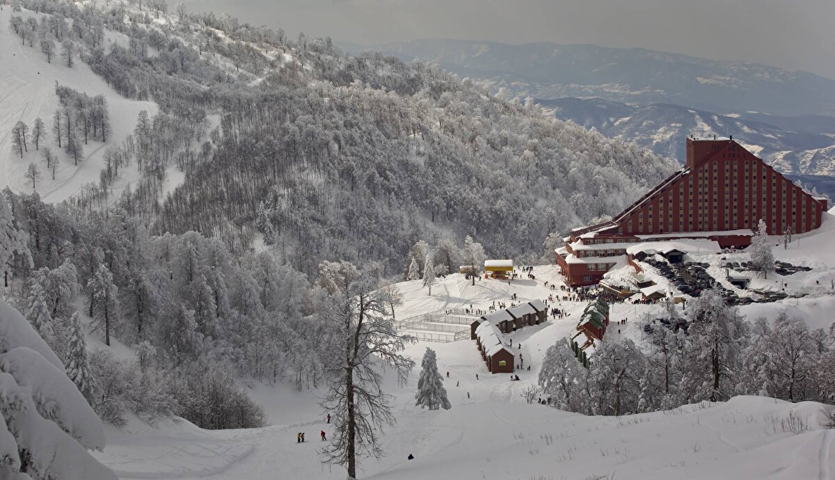 2. Kartepe (Kocaeli)<br><br>İstanbul’a en yakın kayak merkezlerinden biridir. Burada kayak, snowboard ve kızak yapabilirsiniz.