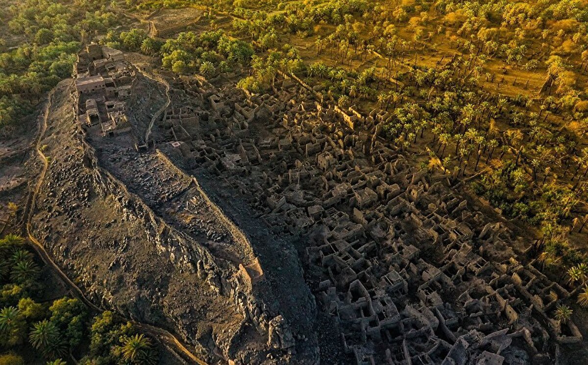 Burada, uzak diyarlardan gelen malların yanı sıra bölgenin hayvancılık, sebzecilik ve meyvecilikten elde edilen ürünleri, ziynet eşyaları, silahlar, ziraat aletleri, bal ve şaraplar, çeşitli kumaşlar ve köleler alınıp satılır, bundan başka sarraflık da yapılırdı.