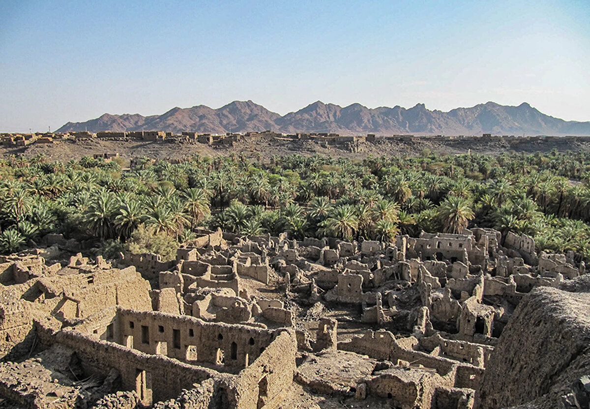 Medine’den çıkarıldıktan sonra Hayber’e yerleşen Benî Nadîr Yahudileri, Suriye ve Irak bölgelerinden gelen ticaret yolundan geçip Hayber yoluyla Medine’ye ulaştığından kervanlar için bir tehdit unsuru oluşturuyorlardı. Diğer taraftan, Mekkeli müşriklerle birlikte Müslümanlara karşı büyük bir saldırı hazırlığı içindeydiler.