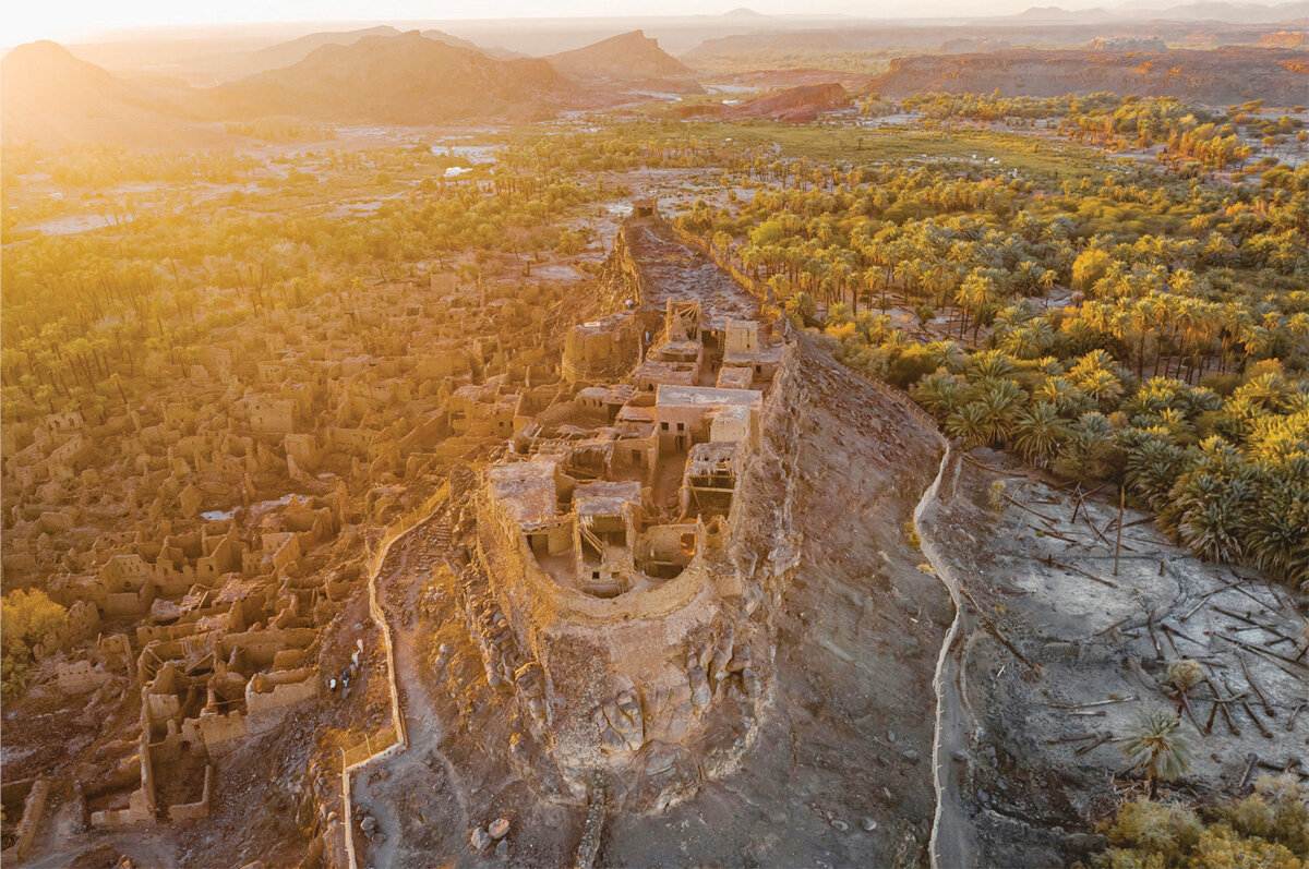 Hayber’le ilgili en eski bilgilere, son Bâbil Kralı Nabonidus’un (M.Ö. 556-539) bir yazıtında rastlanmaktadır. Bu yazıtta, adı geçen kralın Teymâ’da ikinci başşehrini kurduktan sonra Hayber ve Fedek’ten geçerek Yesrib’e kadar yolculuk yaptığı söylenmektedir.