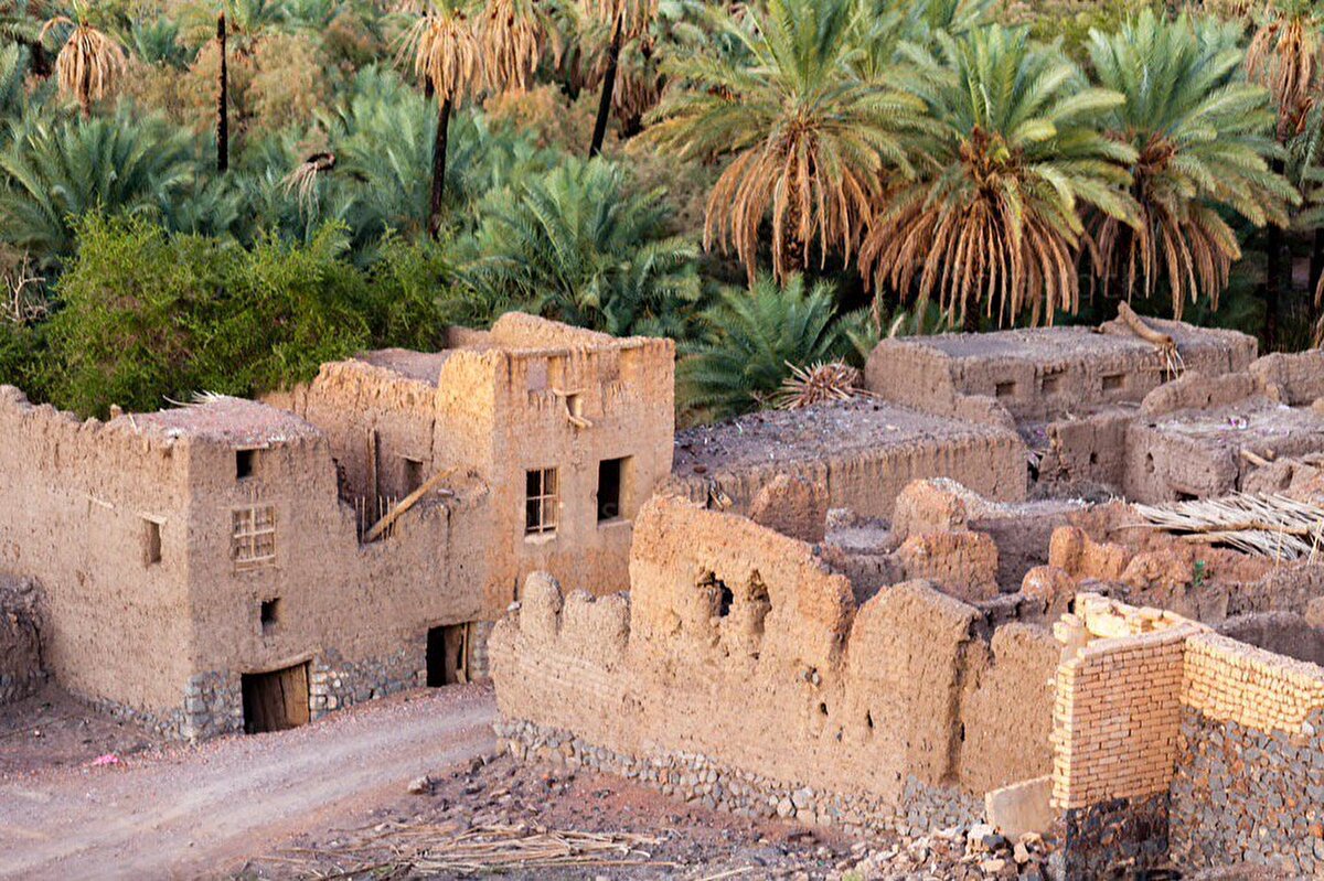 Onların bu faaliyetleri sonucunda, 627 senesinde “Hendek Gazvesi” vuku buldu. Böylece yeni kurulan İslâm devleti için kalıcı bir tehdit haline gelmiş olan Yahudilerle başa çıkabilmek amacıyla Resûlullah, Hudeybiye’de Kureyş’le onların istedikleri şartlar üzerine anlaşarak ileride çıkacak bir Müslüman-Yahudi savaşında tarafsız kalmalarını sağladıktan sonra Hayber’e sefer düzenleme hazırlıklarına başladı ve henüz bir ay dahi geçmeden 1500 kişilik bir kuvvetle Medine’den ayrıldı.