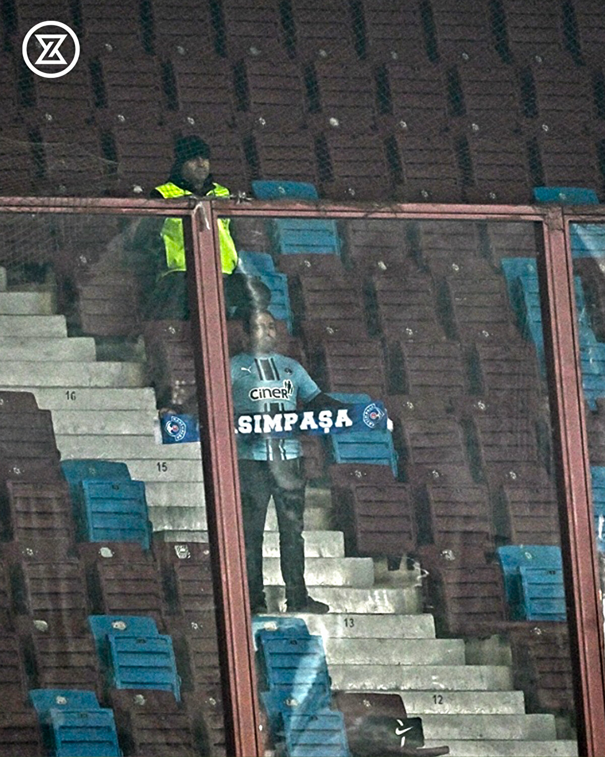 Trabzonspor deplasmanında bir Kasımpaşa taraftarı takımına destek veriyor