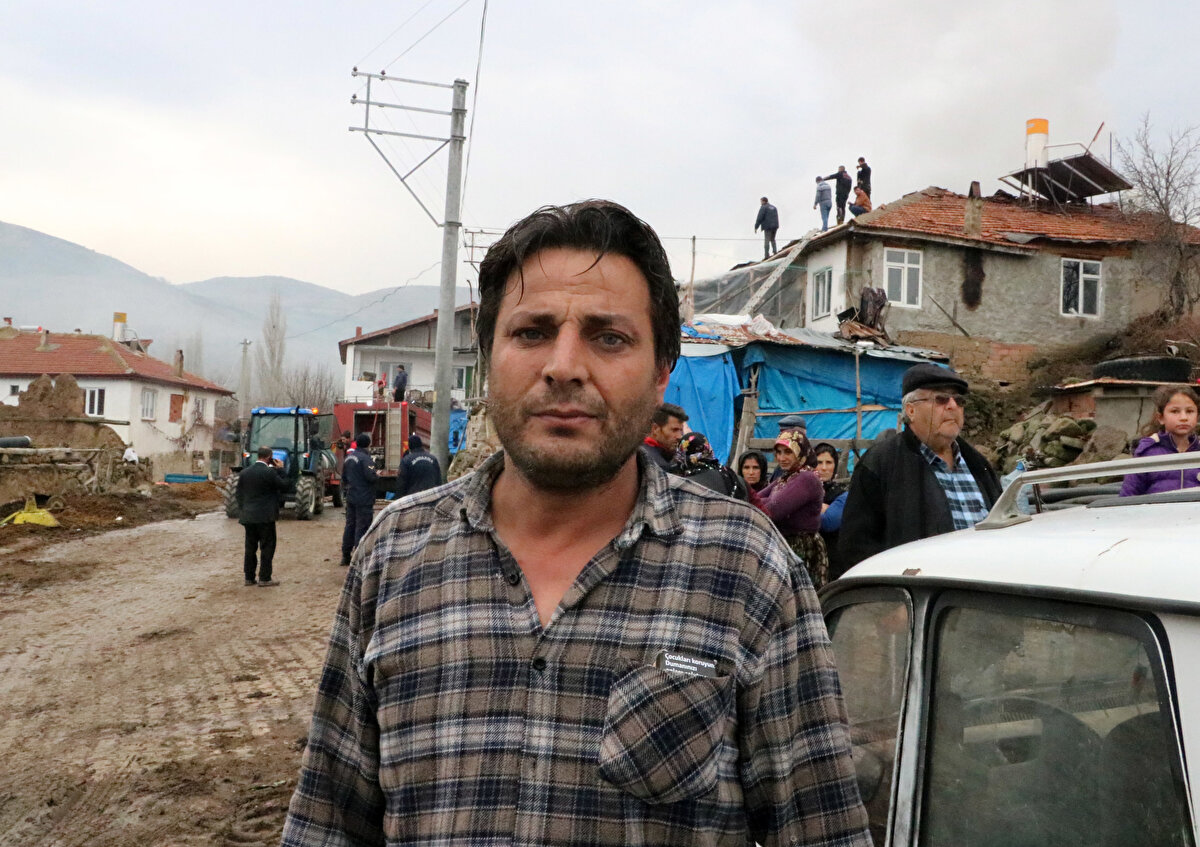 'Uyandığımda evin yarısı yanmak üzereydi'<br><br>Ahmet Türker ise yaşadıkları şöyle anlattı: "Hepimiz uyuyorduk. Uyandığımda evin yarısı yanmak üzereydi. Kapıya tekme attım, çocuklarımı kurtardım. Duman odaya dolmuştu. Çocuklarımı kurtardım. Kendimi dışarı zor attım. Kalacak yerimiz yok. Buraya bir çadır kuracağım. Borcum çok. Çocuklarımla amelelik yaparak geçiniyorum. Yetkililerden yardım bekliyoruz."