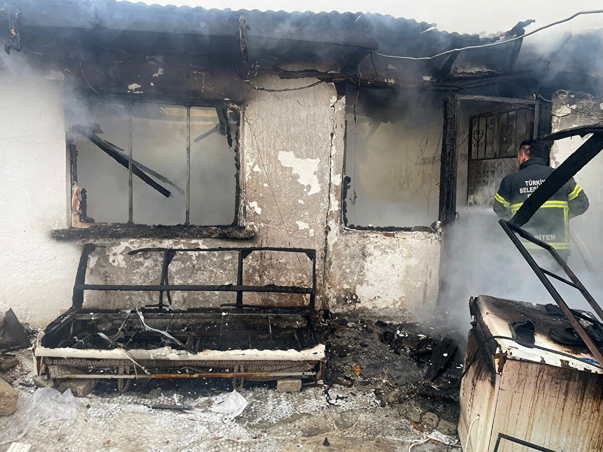 İhbarla olay yerine itfaiye ve orman işletme ekipleri sevk edildi. Yaklaşık 3 saat süren çalışma sonrası yangın söndürülürken, ev ve eşyalar kullanılamaz hale geldi.