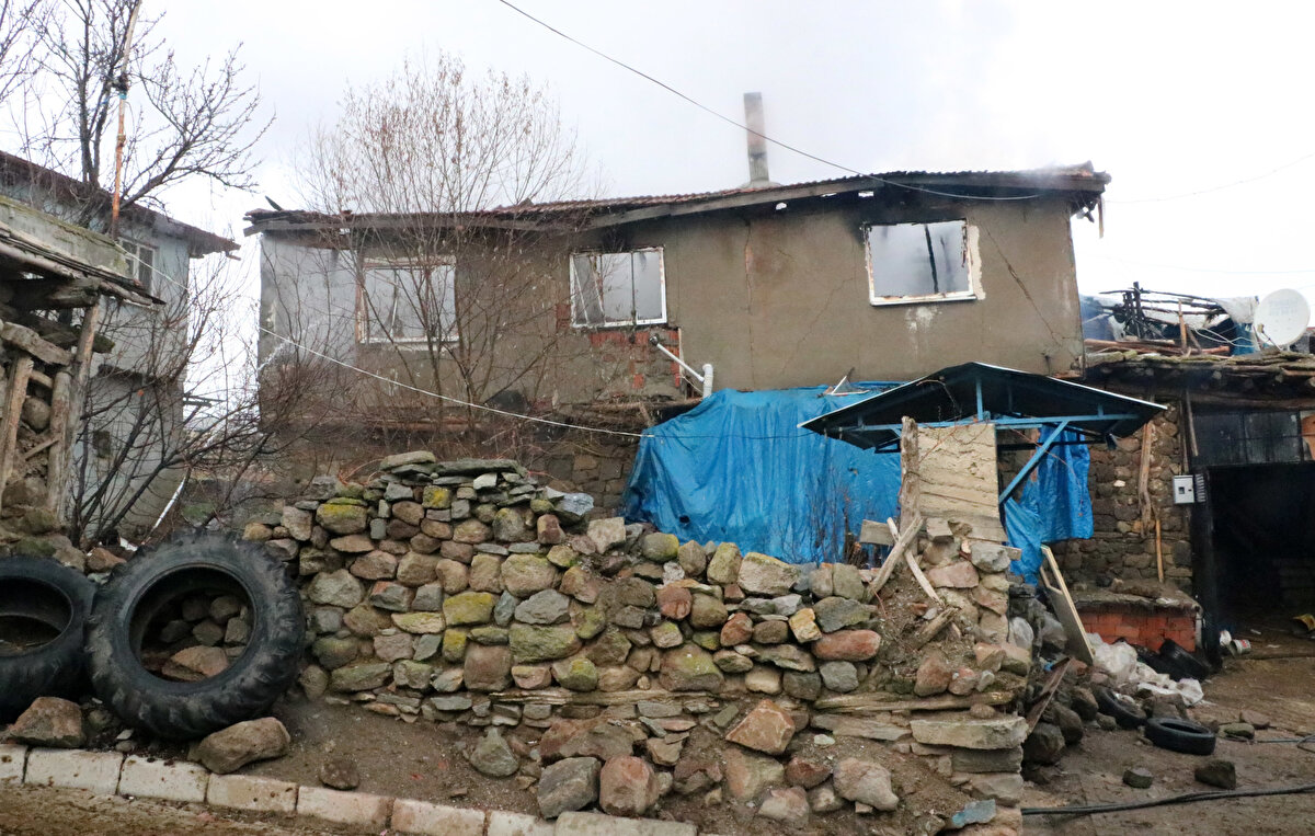 Çiğiltepe köyünde Ahmet-Nevin Türker'in yaşadığı 2 katlı evin ikinci katında, saat 08.00 sıralarında yangın çıktı