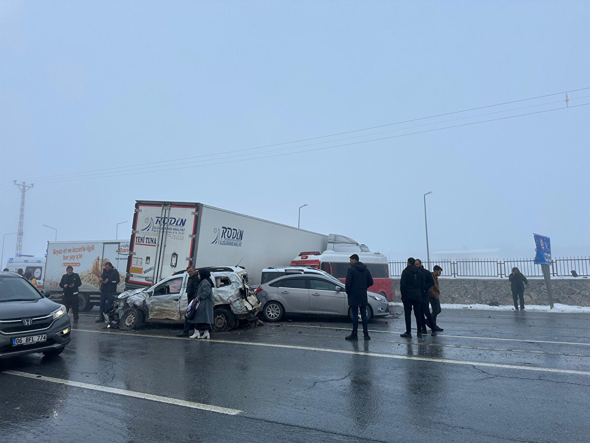 İhbarla bölgeye çok sayıda, sağlık, polis, jandarma ve itfaiye ekipleri sevk edildi. 