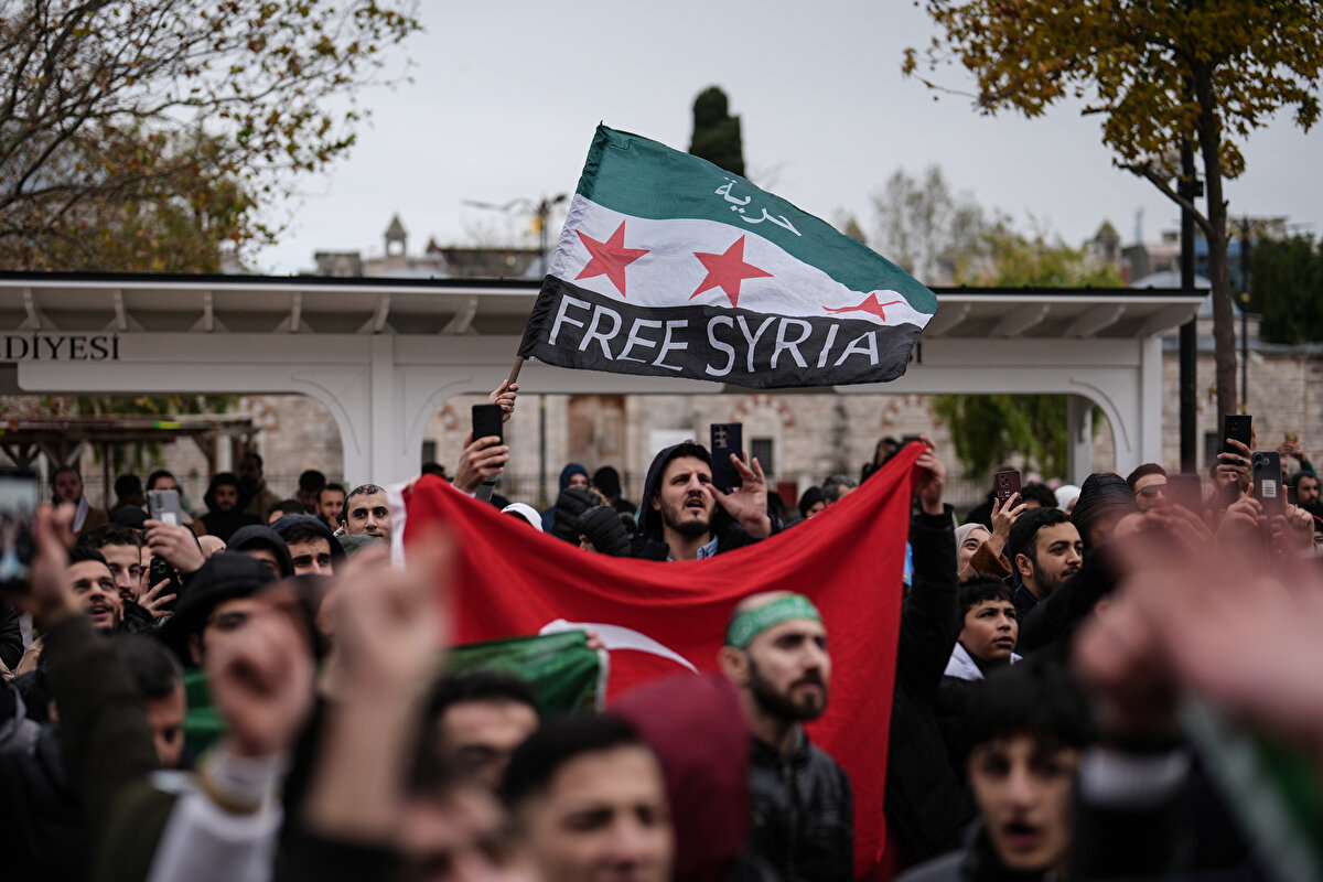 Kentte yaşayan Suriyeliler, sabah namazının ardından Fatih Camisi'nin avlusunda toplandı.