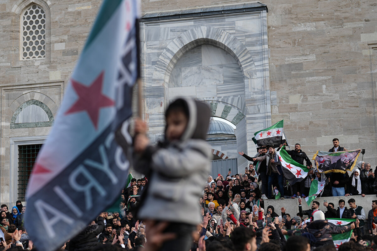 Tekbir getiren gruptakiler, slogan atıp, sevinç gösterisinde bulundu. Yağmura rağmen çocuklarıyla birlikte avluda toplanan Suriyeliler, birbirlerine sarılarak sevindi.