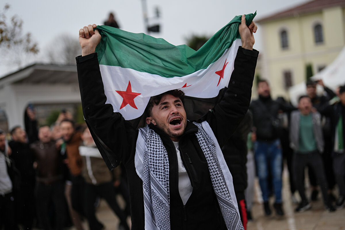 Yaklaşık 12 yıldır İstanbul'da yaşadığını belirten başka bir Suriyeli, savaş zamanı Türkiye'ye geldiğini, şu an çok mutlu olduğunu, hedeflerine ulaştığını ve ülkesine döneceğini kaydetti.