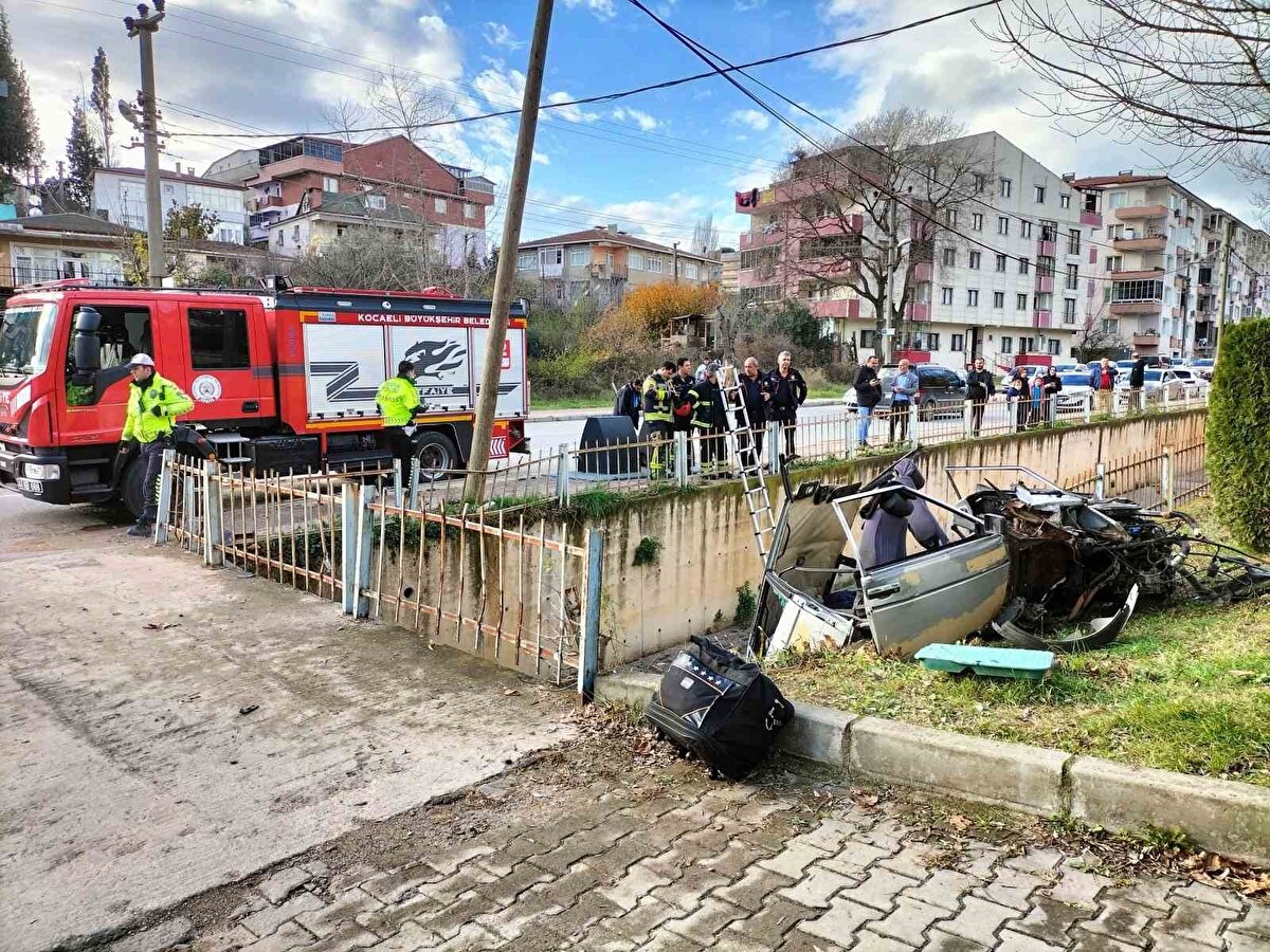 Kaza, İstasyon mahallesi 1493. sokakta meydana geldi. Edinilen bilgiye göre cadde üzerinde seyir halinde bulunan 78 FA 925 plakalı otomobilin sürücüsü S.Ç, direksiyon hakimiyetini kaybederek, yol kenarında bulunan dere yatağına uçtu.