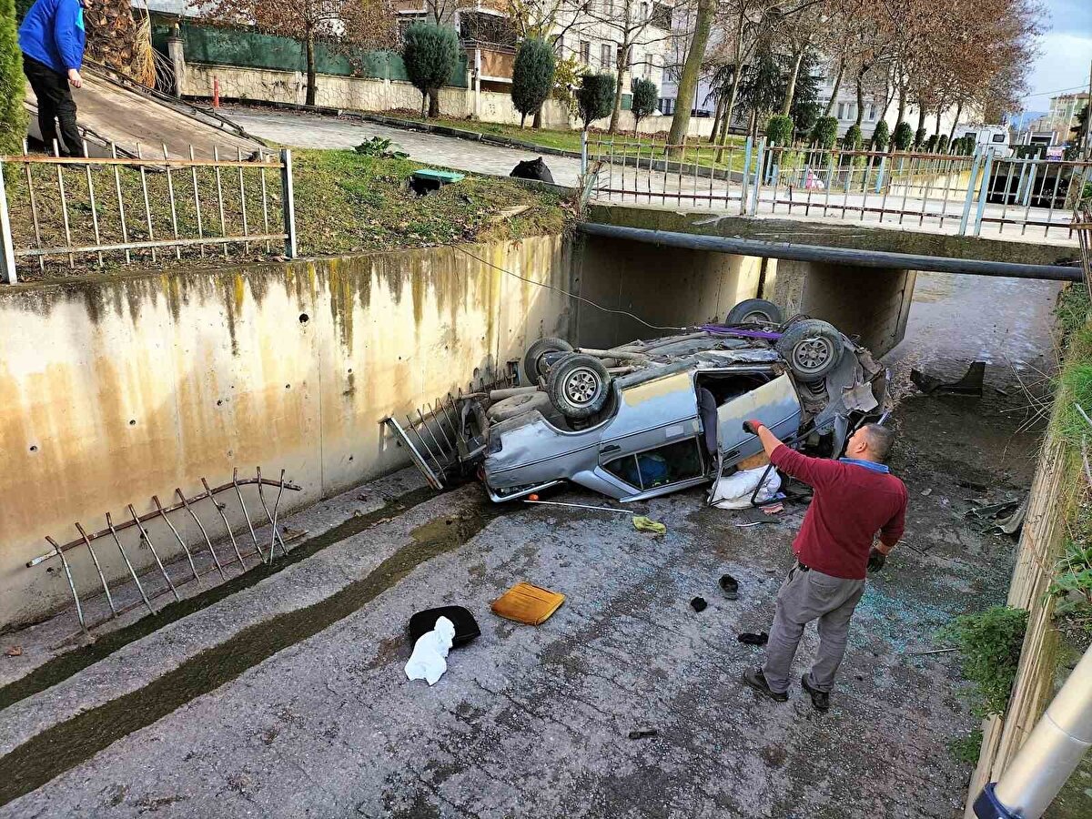 Dereye uçan otomobilde ağır hasar meydana geldi. Kazada sürücü şans eseri hafif şekilde yaralandı. Çevredekilerin ihbarı üzerine olay yerine sağlık, polis ve itfaiye ekipleri sevk edildi.