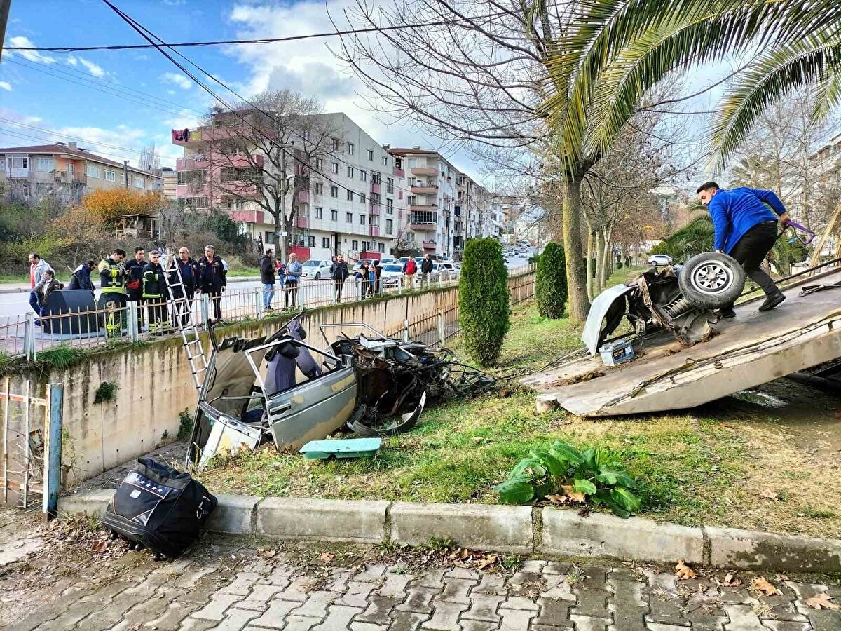 Dereye uçan otomobilde ağır hasar meydana geldi. Kazada sürücü şans eseri hafif şekilde yaralandı. Çevredekilerin ihbarı üzerine olay yerine sağlık, polis ve itfaiye ekipleri sevk edildi. Yaralı sürücü, olay yerindeki ilk müdahalesinin ardından hastaneye kaldırıldı.