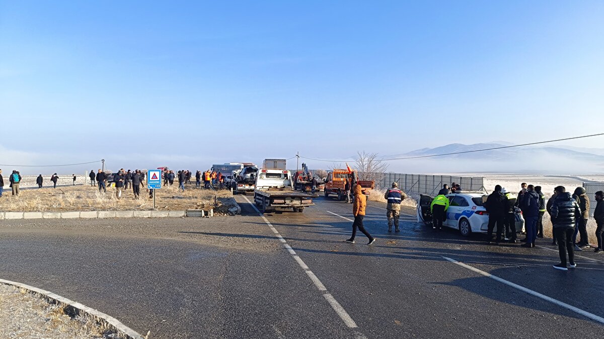 Kara yolunun iki ayrı noktasında meydana zincirleme trafik kazalarında ilk belirlemelere göre 2 kişi öldü, 15 kişi yaralandı.