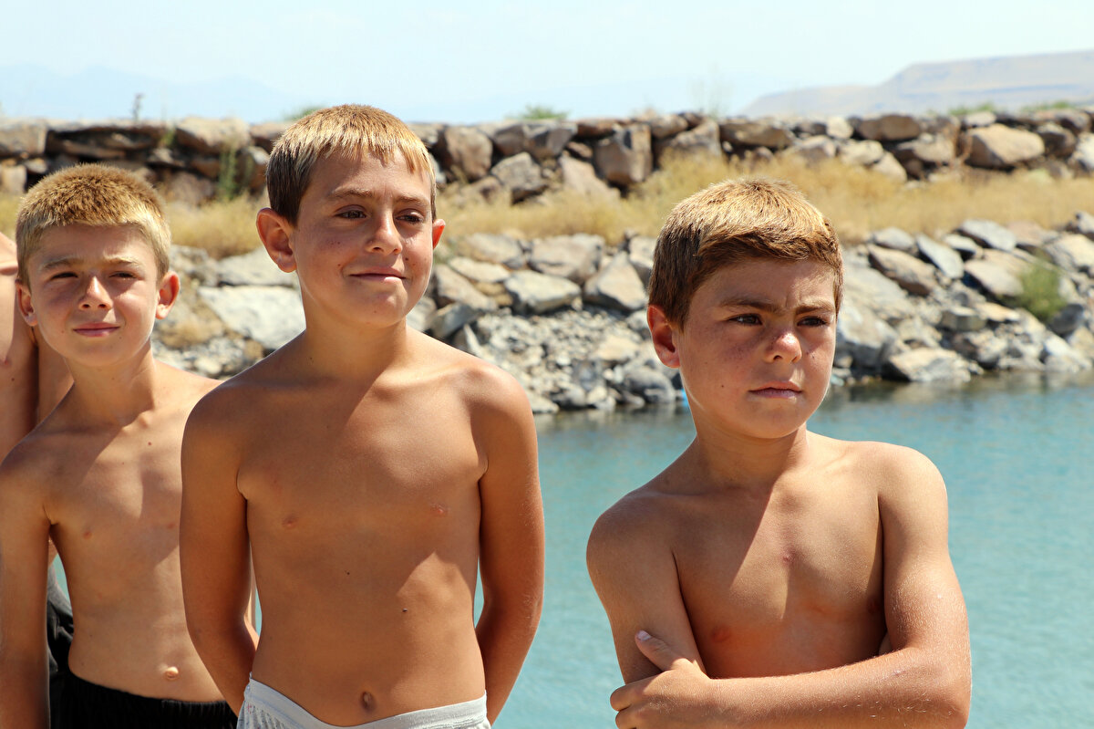 Mahallede yaşayan İdris Çikla (48) yaz aylarında her gün gölde yüzen tüm çocuklarda bu renk değişiminin yaşandığını anlattı.