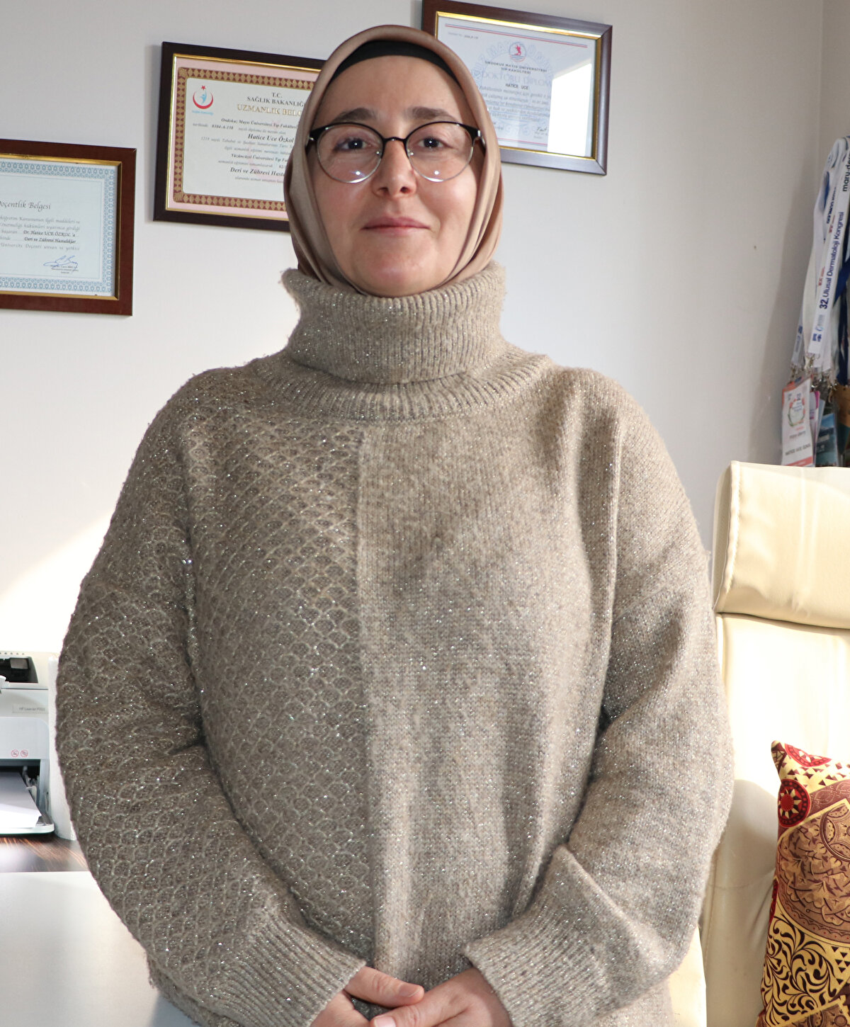 Van Yüzüncü Yıl Üniversitesi (YYÜ) Dursun Odabaşı Tıp Merkezi Dermatoloji (Cildiye) Anabilim Dalı Öğretim Üyesi Prof. Dr. Hatice Uce Özkol, bu durumun Van Gölü'nün sodalı suyun renk açıcı etkisinden kaynaklandığını söyledi.