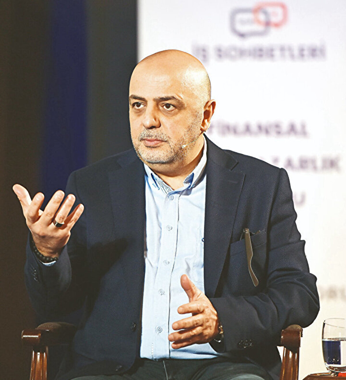 'Gençler geleceğe yatırım yapmalı'<br><br>Etkinliğin ilk bölümünde ‘Sermaye Piyasası Araçlarının Analizi’ masaya yatırıldı. Stratejist Cüneyt Paksoy, kişilerin finansal okuryazarlık yetkinliğini elde edene kadar profesyonel destek almasının önemine değindi. Paksoy, “Gençlerimizden ricam, önce kendi geleceklerine yatırım yapmaları. Umudunuzu asla kaybetmeyin. Kazandığınız paranın önemli bir kısmıyla tasarruf edip 10 yıllık perspektifte çok iyi noktalara gelebilirsiniz” dedi.FARKLI BİR DÜNYAYA EVRİLİYORUZ<br>Konuşmasında dünyada çok büyük bir değişim olduğuna, küresel piyasaları iyi anlamak gerektiğine de işaret eden Paksoy, “Finansal sistem artık doların rezerv statüsünden ‘Daha farklı bir sürece evrilir miyiz’ diye ilerliyor. Pandemiden beri reel sektörle finansal sistem arasında artan bir kopuş görüyoruz. 2008 krizinden bu yana yaklaşık 50 trilyon dolar para basıldı ama bunun ne kadarı reel sektöre uzandı? Bugün orada yaşanan sıkıntılardan dolayı Avrupa’da siyasal etkiler ortaya çıkmaya başladı. İşte Donald Trump sonrası ‘ABD nasıl davranacak, kripto varlıklar ne olacak?’ gibi konular gündeme geliyor. Dolayısıyla çok farklı bir dünyaya doğru gidiyoruz. Burada iki nokta çok önemli. Önce kendimizi, işimizi ve tasarruflarımızı korumak. Diğeri ise tasarruf ettiğimiz alanla kendimize konfor alanı oluşturabilmek” değerlendirmesini yaptı.