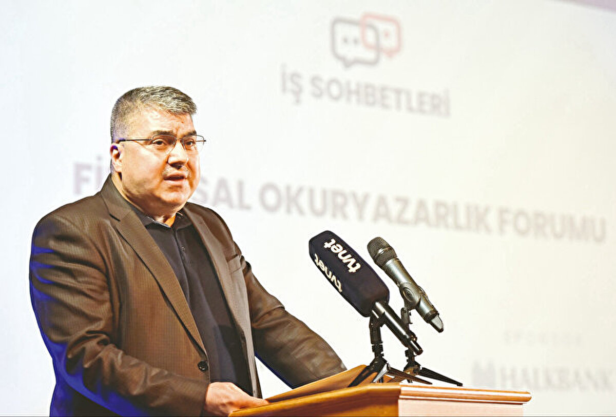 'Yüksek getiri vaadine kanmayın'<br><br>Ulussever; bireyler, şirketler, toplumlar ve devletler için farklı boyutlarda önem arz eden finansal okuryazarlığın hem ekonomik istikrar hem de sosyal kalkınmanın temelini oluşturduğunu vurguladı. Kolaycı para kazanma yollarının tehlikelerle dolu olduğu uyarısında bulunan Ulussever, “Finansal okuryazarlığı yüksek toplumlarda eğer birileri çok fazla getiri vadediyorsa son derece dikkatli bir yaklaşım sergilenir. Dolayısıyla tüyolar ve duyumlarla hareket edilmez. Konuya yatırım, tüketim alışkanlıkları ve girişimcilik noktasından bakarsak finansal bilgi birikimine sahip bireyler daha fazla tasarruf eder” ifadelerini kullandı.