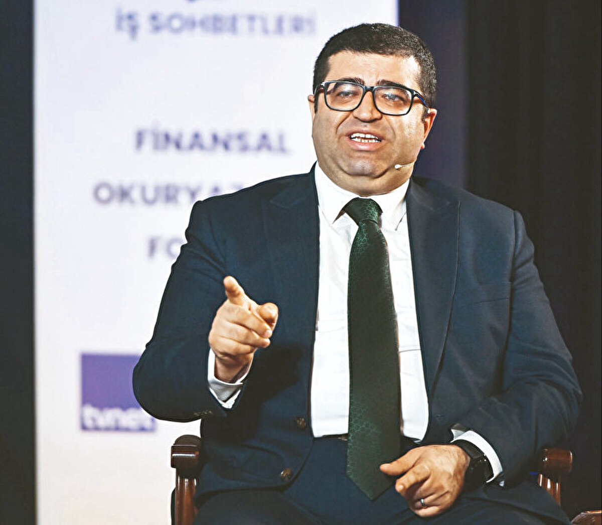 'Trendleri iyi takip etmeliyiz'<br><br>İkinci oturumda ise ‘Doğru Portföy Yönetimi’ ele alındı. A1 Capital Genel Müdür Yardımcısı Üzeyir Doğan, yatırım yaparken dikkat edilmesi gereken hususları şöyle sıraladı: “Öncelikle trendler ne yönde? Örneğin yenilenebilir enerji mi yoksa petrol mü tekrar revaçta? Mesela Trump, ABD Başkanı seçildi ve petrolü önemsediğini biliyoruz. Önümüzdeki dönemde petrol endüstrisi biraz daha öne çıkacaktır. Ülkemizde enerji alanında faaliyet gösteren hangi şirketler var ona bakabiliriz. Şirketin şu andaki sağlığı nasıl ve nakit dengesi kuvvetli mi? Borcu var mı, az mı, çok mu? Mevcut konjektürde faiz oranları çok yüksek. Böyle bir ortamda bizim için yüksek borçlu şirketler risk teşkil edebilir. O zaman yüksek borçlu şirketlerden 'Biraz uzak durayım' diye düşünmelisiniz. İkinci analiz ise, şirketin geleceğe yönelik planları, projeksiyonları var mı? Burası fiyatlamayı belirleyen en önemli etken. Evet, şirketin durumu çok iyi olmayabilir ama finansallarda bir dipten dönüş emaresi vardır. Yakın zamanda yeni fabrikasını devreye alacaktır. Yani firmanın sağlıklı yaşama tekrar geçeceği beklentisi hisseyi en çok etkileyen konudur.”