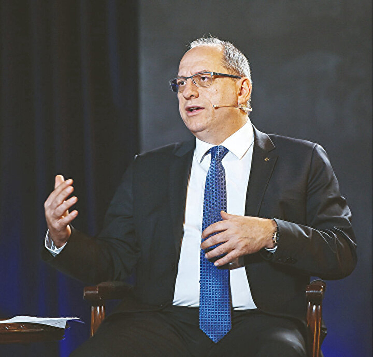 'Şirketleri web sitesinden tanıyabiliriz'<br><br>Ahlatcı Yatırım Genel Müdür Yardımcısı Tonguç Erbaş da en güzel analiz yöntemlerinden birinin şirketleri internet sitesi üzerinden incelemek olduğunu söyledi. Erbaş, “Nelerde fabrikası var, hangi sektörde, kaç yıldır faaliyet gösteriyor? Şirketin, geçmiş takviminde yer alan bilgiler bizleri birçok konuda fikir sahibi yapar. Finansal tablolara sıra gelmeden, ilk önce haber akışlarını, Kamuyu Aydınlatma Platformu’nda yayınlanan içerikleri takip edebiliriz. Nasıl ki bir insanın özgeçmişine bakıp da değerlendirebiliyorsunuz, şirketlerle de web sitesini inceleyerek tanışabilirsiniz” diye konuştu.