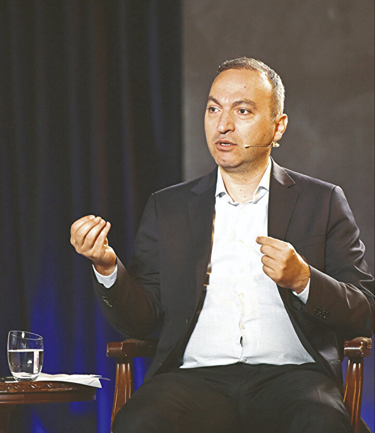 'Türk halkının önceliği gayrimenkul'<br><br>Sermaye Piyasaları Danışmanı Yunus Kaya da Türkiye’nin tasarruf haritasına dair bilgi verdi. Toplam tasarruflar içerisinde döviz de dahil yüzde 80 oranında mevduat olduğunu dile getiren Kaya, “Ancak Türk halkının asıl tercihi gayrimenkuldür. Şu anda ülkemizde ev sahipliği oranı yüzde 54’ler civarında. Geleceğimizi konut yatırımıyla garantiye alıyoruz. İkinci sırada altın var ve 300 milyar doların üzerinde tasarruf fazlası oluştuğu düşünülüyor. Altın 3 bin dolarlara yaklaştığı için önemli bir kâr sağlamış durumda. Son aylarda altındaki kârını bozdurup ev almaya başlayan bir kesim olduğunu gözlemliyoruz. 3’üncü tasarruf aracı ise hisse senedi oldu. Pandemiden sonra yoğun bir ilgi ortaya çıktı. Çünkü çok güzel kârlar elde edildi. Halka arzlar yatırımcı sayısındaki artışı destekledi. 2-3 yıl içerisinde büyük ihtimal 15 milyon yatırımcıya ulaşacağız” açıklamasında bulundu.