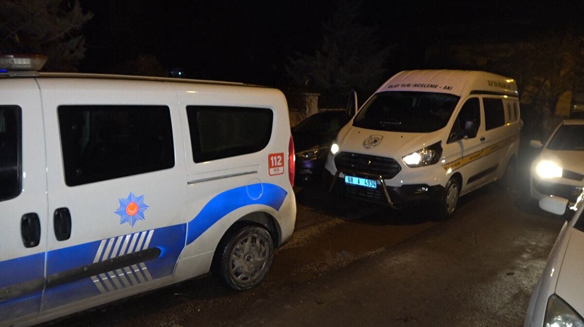 Dağdaş sol eli ile karnından yaralanırken, K.E., kardeşi Y.E. ve yanındaki 4 kişi otomobille kaçtı. İhbarla adrese polis ve sağlık ekibi sevk edildi. Ambulansla Aksaray Eğitim ve Araştırma Hastanesi'ne kaldırılan Mesut Dağdaş'ın hayati tehlikesi sürüyor.<br><br>Polis kaçan 6 şüpheliyi ararken, olay ile ilgili soruşturma başlatıldı.