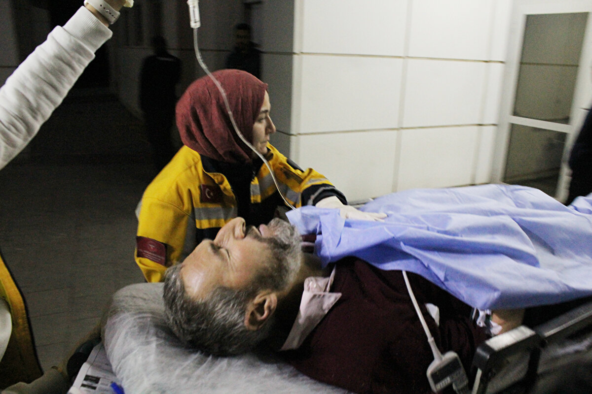 Olay, dün saat 23.00 sıralarında Divanoğlu Mahallesi Hürriyet Caddesi 4860 Sokak'ta meydana geldi. Otomobille eve gelen 2 çocuk babası Mesut Dağdaş, torunu Nuh B.'nin evinin önünde bir grupla tartıştığını gördü.