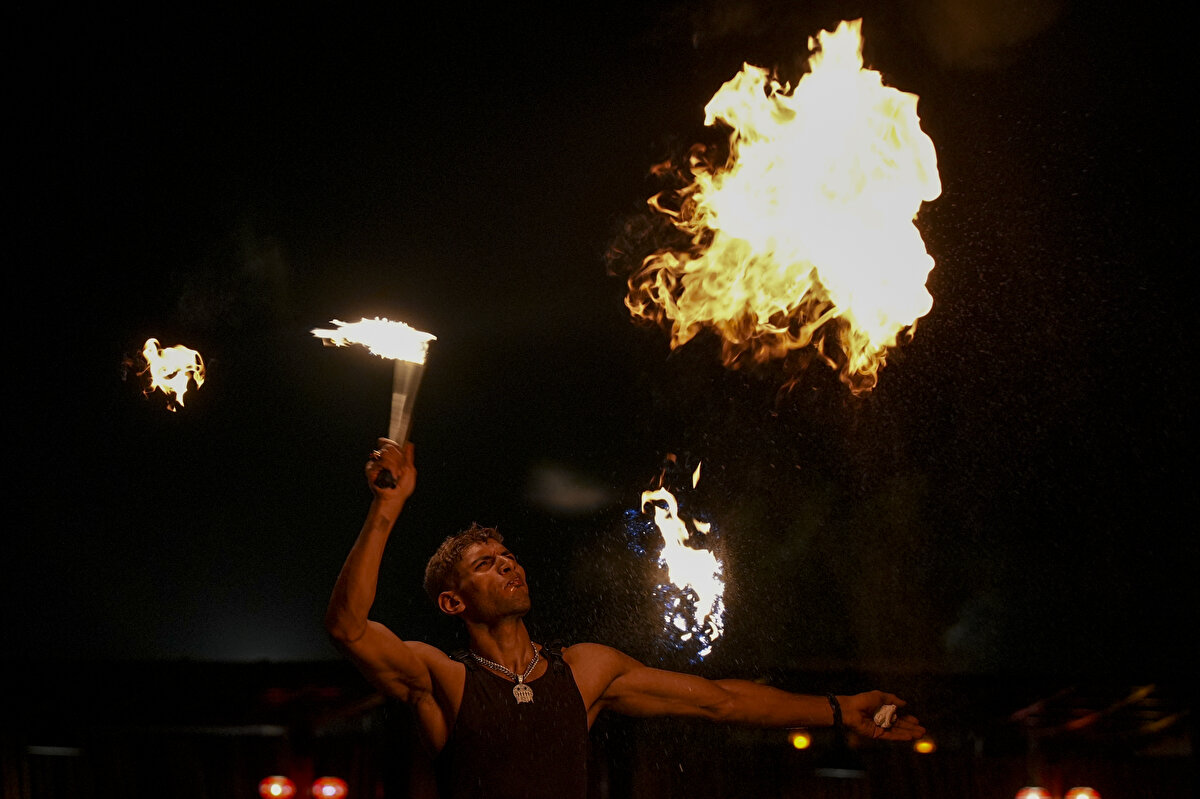 Arap kahvesi ve hurma ikramları ile yerel mutfak örneklerinin yer aldığı kamp alanında geleneksel danslar ve ateş gösterilerinin izlenmesiyle safari turu sona eriyor.<br>