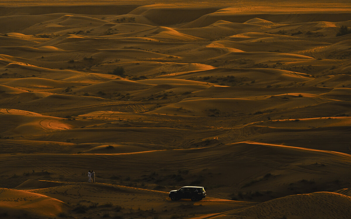 Çöl safarilerinde, özellikle kum tepelerinde arazi araçlarıyla yapılan ve "dune bashing" olarak bilinen yolculuk tercih ediliyor.<br>