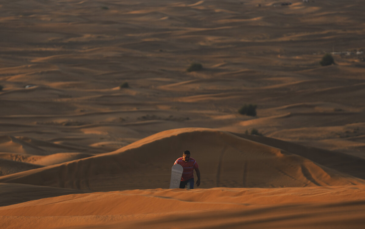 Uçsuz bucaksız çölde sabah ve öğleden sonra seçenekleriyle düzenlenen safari turlarına katılanlar, yaşadıkları serüvenin yanı sıra bölgenin doğal güzelliklerini ve gün batımını izleme şansını elde ediyor.<br>