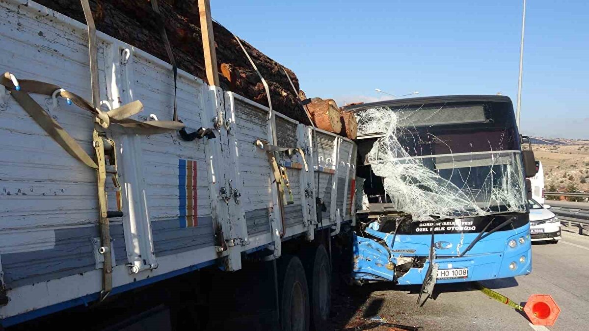 Edinilen bilgilere göre, Burdur'dan Antalya istikametine seyir halinde olan Mehmet T. idaresindeki tomruk yüklü kamyon, Kurna rampalarında arıza yaptı.