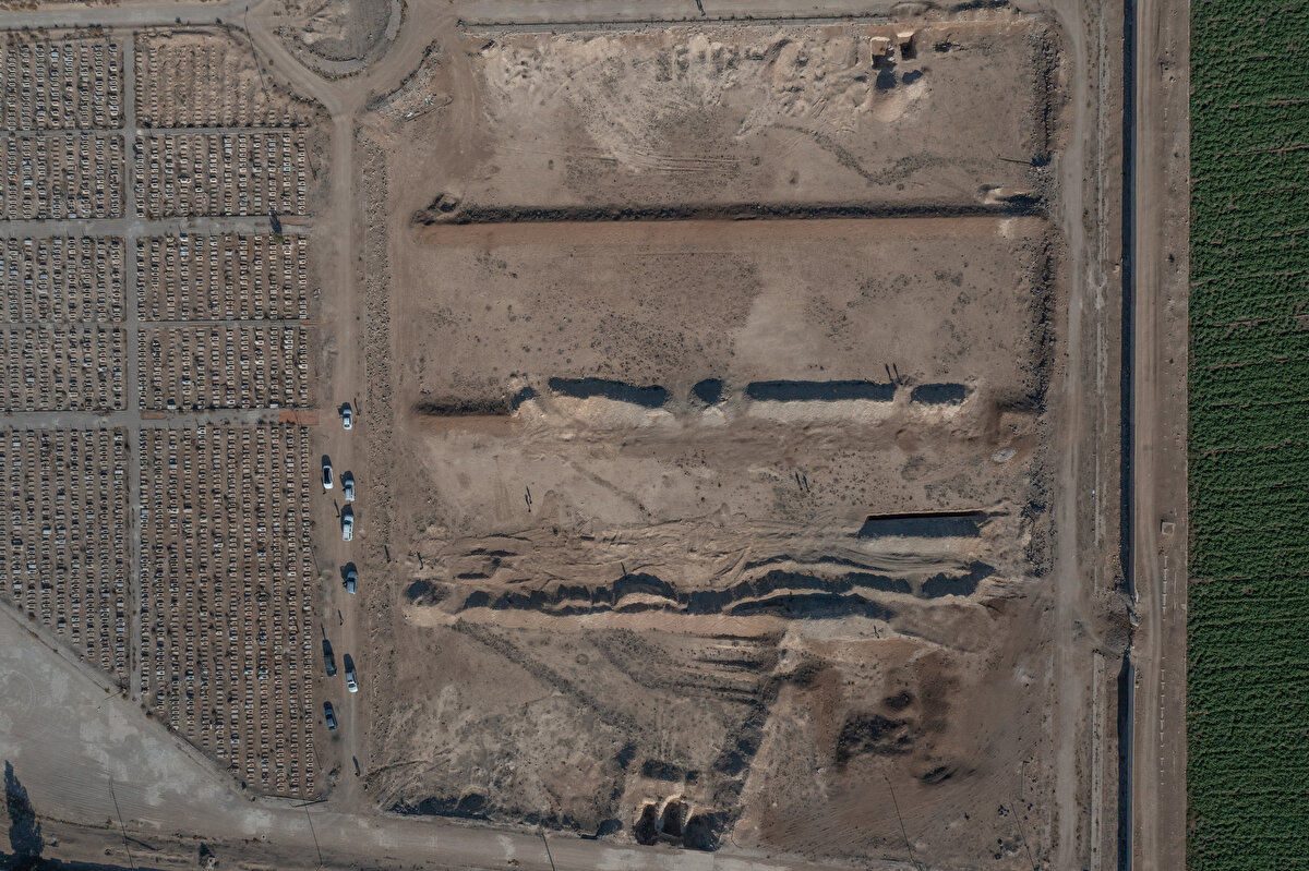 Başkentin güneydoğusunda, Şam Havaalanı'nın hemen arkasındaki Hüseyniye bölgesinde toplu mezarlık olduğu iddia edilen alanı görüntülendi.